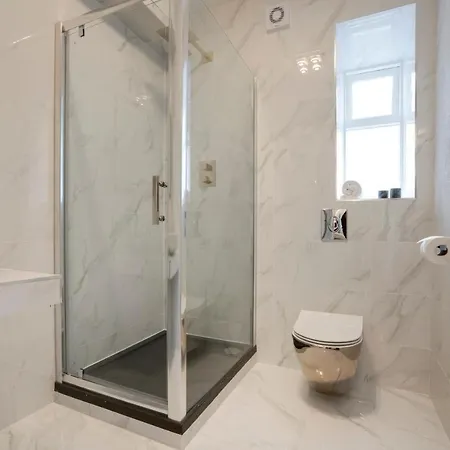 Oak Street Apartment