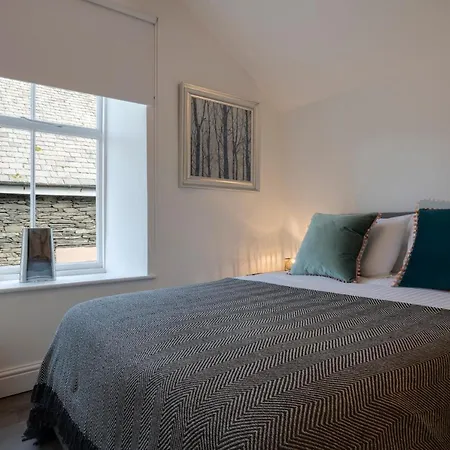 Oak Street Apartment *